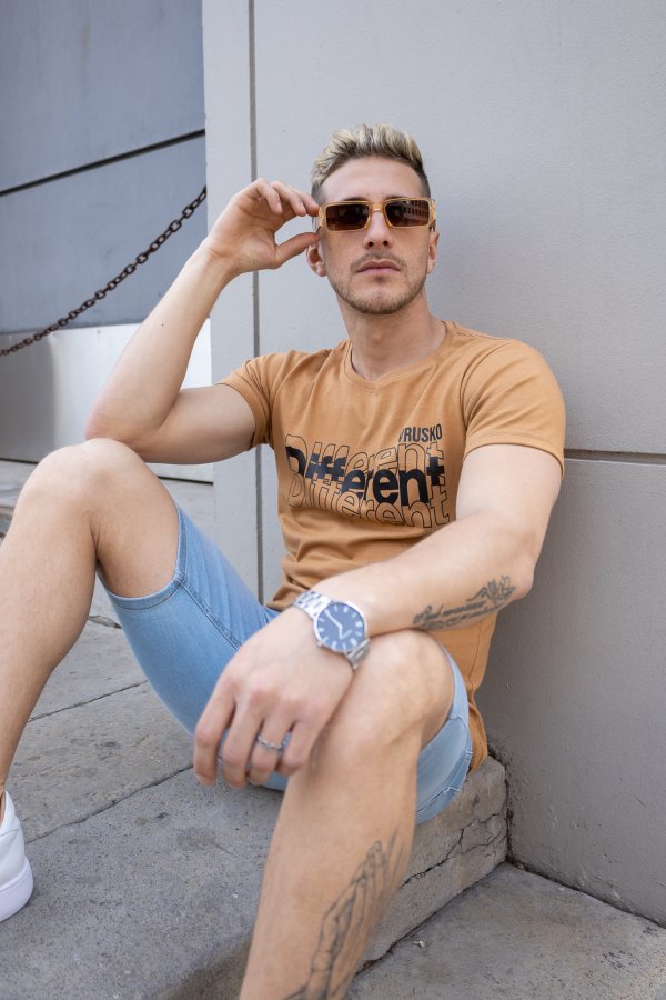 Remeras Slim Fit "DIFERENTE" - Image 2